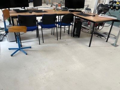 - 2 tables de travail - 3 chaises