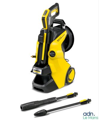 un manomètre jaune et des outils sur fond blanc