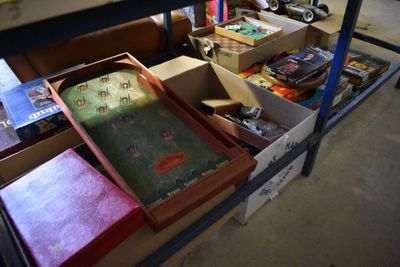 de nombreuses caisses de livres posées sur une table dans une pièce