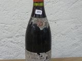 une bouteille de vin posée sur une table