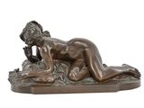 statue en bronze représentant une femme allongée sur un rocher, la main posée sur le menton