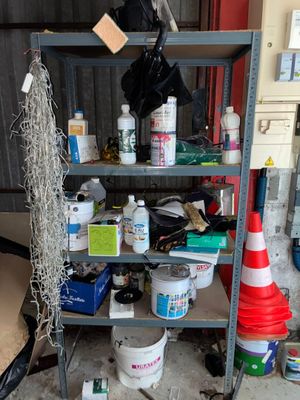 une étagère sur laquelle sont posés divers objets, dans un garage