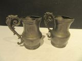 paire de cruches anciennes en pewter argenté, munies d'anses