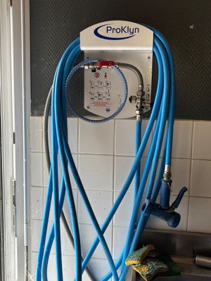 un tuyau bleu raccordé à un évier