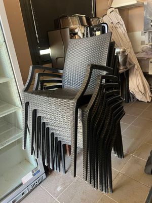 beaucoup de chaises empilées dans une pièce