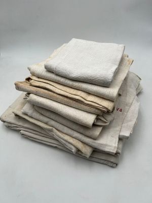 Réunion de torchons et nappes campagnardes.