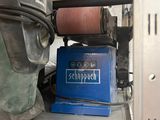 une boîte bleue posée sur une étagère à côté d'une machine bleue