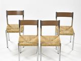 trois chaises en bois aux pieds métalliques et aux assises en osier, sur fond blanc