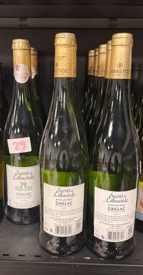 plusieurs bouteilles de vin se trouvent sur une étagère dans un magasin