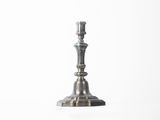 chandelier en forme de bougeoir sur fond blanc