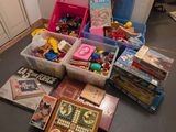 beaucoup de jouets et de jeux par terre