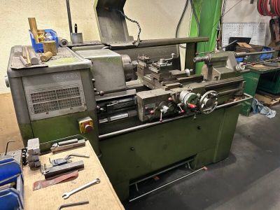 une machine posée sur une table dans une pièce