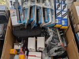 une boîte remplie d'appareils électroniques divers et d'autres objets