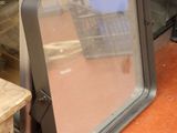 une photo d'un chat assis devant une fenêtre