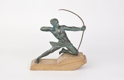 statue en bronze représentant un homme avec un arc et des flèches, posée sur un socle