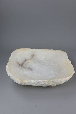 Coupe en albâtre. Dimensions : 8 x 28 x 26 cm.