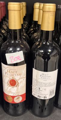 plusieurs bouteilles de vin sont alignées sur une étagère dans un magasin