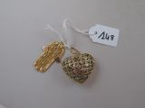 un pendentif en forme de cœur en or orné d'une croix et d'une clé