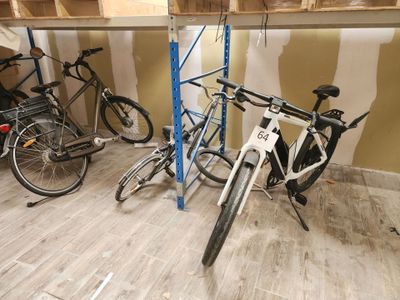 de nombreux vélos garés dans le garage