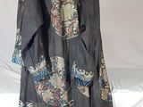 une image représentant une robe ornée d'un motif de dragon