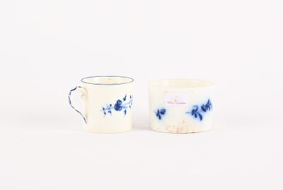 une paire de tasses en porcelaine bleue et blanche sur fond blanc