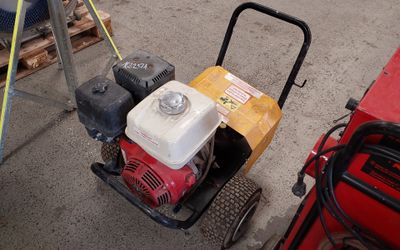 un petit moteur posé sur le sol