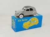 une petite voiture posée sur une boîte bleue