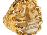une image représentant une bague en or sur laquelle est gravé un visage