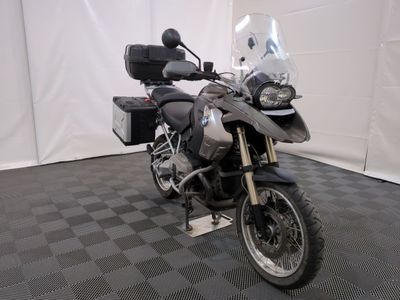 une moto qui est garée dans une pièce dont le sol est en damier