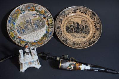 deux assiettes et un tuyau posés sur une table