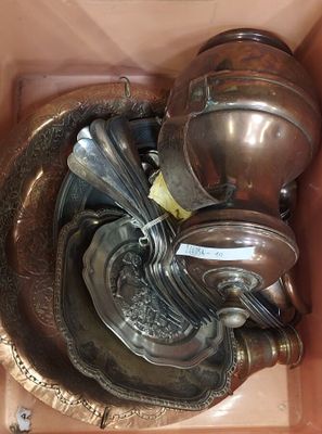 une boîte remplie de cuillères en argent, avec des cuillères à l'intérieur