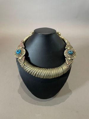 gros plan d'un collier sur un mannequin posé sur une table