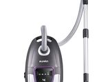 un aspirateur noir et violet muni d'une poignée argentée