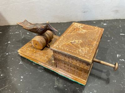 une boîte en bois sur laquelle est posé un oiseau
