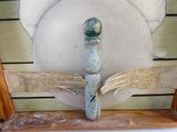 une photo d'un objet décoratif posé sur une étagère