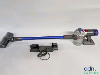 un aspirateur bleu et violet et un aspirateur noir et blanc