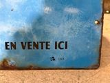 a blue sign that says en vente ici on it
