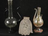 trois vases posés l'un à côté de l'autre sur une table