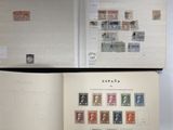 un livre ouvert avec des timbres, posé sur une table