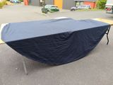 une table recouverte d'une nappe bleue dans un parking