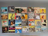 une photo d'un mur recouvert de livres et de magazines