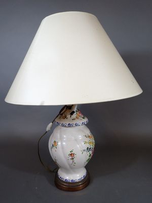 Pied de lampe en céramique à décor de motifs floraux polychr…