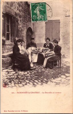 une vieille photo d'un groupe de personnes assises autour d'une table