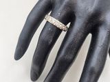 une image représentant la main d'une femme portant une bague