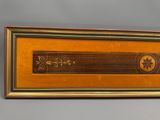photo encadrée représentant une plaque en bois ornée d'une étoile
