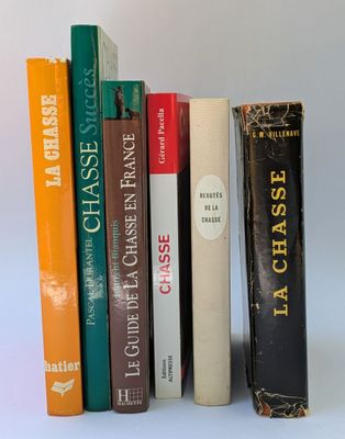 plusieurs livres sont empilés sur une surface blanche