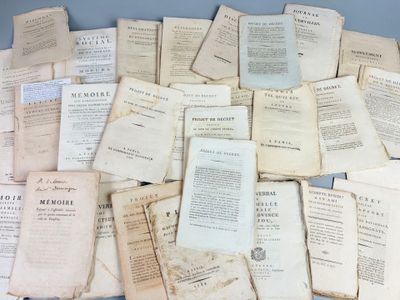 une pile de vieux livres sur une table