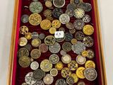 une boîte en bois remplie d'une multitude de pièces de monnaie de toutes sortes