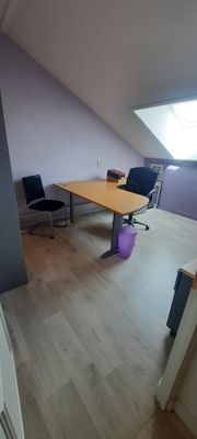 une pièce avec un bureau et une chaise