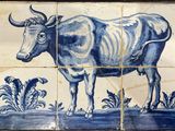 un carreau bleu et blanc sur lequel est représentée une vache